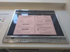 お手入れのしやすいIHクッキングヒーター。表面が平らな形状なのでお掃除も楽々。調理後に気になる箇所を布巾で拭くように心がけるだけで、手間をかけずにキッチンをきれいな状態に保てますね。