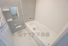 1日の疲れを癒すくつろぎのバスルーム。足を伸ばしてもゆったりと入れるサイズです。お子様と一緒にお風呂に入っても狭くないですね＾＾