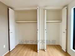 大きめのクローゼットがついた使いやすい洋室です。すっきりと整理整頓できるので気持ちよくすごせます＾＾