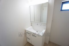 三面鏡にハンドシャワー付きで使いやすい洗面台です＾＾鏡裏と洗面ボウル下に収納付きの洗面台なので、整理整頓ができスッキリと使えます＾＾