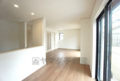 家族が集まる開放的なリビング。思い思いの時間を過ごしたり食事をしたり、素敵な団らんの場になりますね。