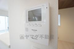 防犯性もばっちり、TVモニター付きインターホン完備。大きなモニターで玄関先を確認できます。録画機能が付いているので不在時の訪問者も確認できて安心です＾＾