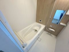1日の疲れを癒すくつろぎのバスルーム。足を伸ばしてもゆったりと入れるサイズです。お子様と一緒にお風呂に入っても狭くないですね＾＾