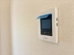 今や必需品となっておりますTVモニター付きインターホンです。録画・再生器のもついており防犯性もばっちりです。キッチン横にありワンタッチで外の方とお話ができますので便利です。