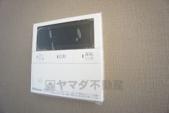 キッチン横から追い炊き、温度調節など楽々操作できる給湯器リモコンです＾＾忙しい夕飯の準備の時間帯に重宝しますね。