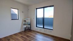 2面採光を確保した明るい室内は、風通しも良く、大変居心地の良い空間となっております。爽やかな風を感じて起きる朝は、快適生活の始まりに。