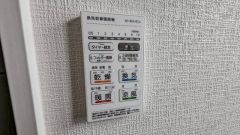 浴室暖房乾燥機付き。天候に左右されず、いつでも好きなときに洗濯物を干せるので、仕事や家事で忙しい方に重宝します。