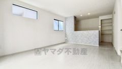 家族が集まる開放的なリビング。思い思いの時間を過ごしたり食事をしたり、素敵な団らんの場になりますね。