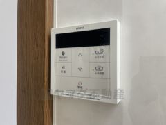 キッチンそばから温度調節など楽々操作できる給湯器リモコンです＾＾忙しい夕飯の準備の時間帯に重宝しますね。