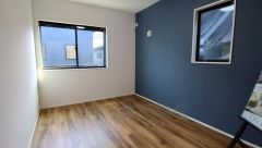 暖かい日差しが差し込む洋室。たっぷり収納できるクローゼット付きでお部屋の中をすっきりと快適に保てます。