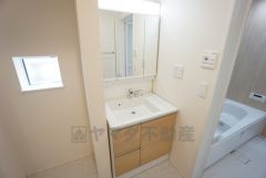 三面鏡裏収納付き洗面化粧台です＾＾ 歯磨きセットやスキンケア用品などの収納に便利ですね。