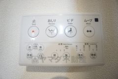 壁リモコンタイプのウォシュレット付き。すっきりした見た目で、トイレ奥の掃除もしやすいです。
