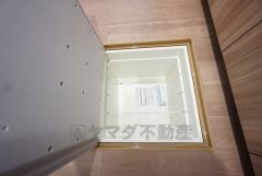 キッチンにある床下収納は、居住スペースを減らさずに買い置きの調味料や非常食などを保管することができます。