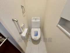 ウォシュレット、暖房便座、節電・節水機能など、使い勝手のよい高機能トイレです。