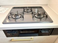 3種類の料理が同時に調理できる、3口ガスコンロ。忙しい夕食の支度時間が短縮できて効率よくお料理が楽しめます。