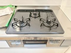 3種類の料理が同時に調理できる、3口ガスコンロ。忙しい夕食の支度時間が短縮できて効率よくお料理が楽しめます。