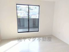 全居室収納付き＾＾お荷物の多い方も安心です。バルコニーに面していて日当たりがよく、寝室としての利用もおすすめです＾＾