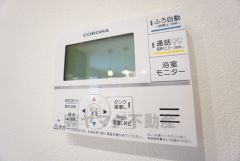 キッチン横から楽々操作できる給湯器リモコンです＾＾忙しい夕飯の準備の時間帯に重宝しますね。