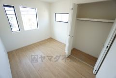 5.2帖。住む人のこだわりを活かす洋室＾＾クローゼットもあり荷物もすっきり片付けられ、ゆとりのある暮らしが出来ます＾＾ 