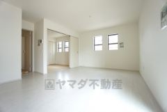 大きな掃き出し窓のあるリビングは、陽光あふれる明るい空間です。ゆったりと寛げる憩いの場となりそうです。