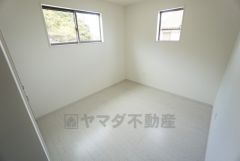 2面採光を確保した明るい室内は、風通しも良く、大変居心地の良い空間となっております。爽やかな風を感じて起きる朝は、快適生活の始まりに。