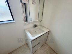 三面鏡にハンドシャワー付きで使いやすい洗面台です＾＾鏡裏と洗面ボウル下に収納付きの洗面台なので、整理整頓ができスッキリと使えます＾＾