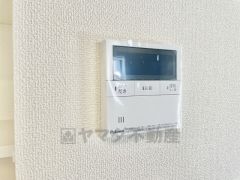 キッチン横からお湯張り、追い炊き、足し湯がボタン一つで楽々操作できる給湯機リモコンです＾＾忙しい夕飯の準備の時間帯に重宝しますね。