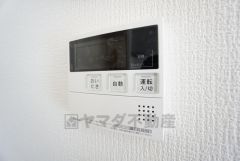キッチン横から追い炊き、温度調節など楽々操作できる給湯器リモコンです＾＾忙しい夕飯の準備の時間帯に重宝しますね。