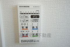 浴室暖房乾燥機には、暖房、乾燥、涼風、換気の4つの機能が付いています。タイマー付きです。換気・雨の日の洗濯も安心です＾＾