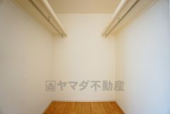 同仕様写真。収納力豊富なウォークインクローゼット。洋服や小物などを1箇所にまとめて美しい収納を実現します。スーツケースのような大型の荷物も置けます＾＾