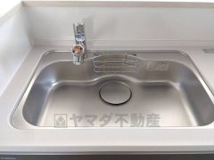 大きなお鍋も楽々洗える幅の広いシンクです＾＾ステンレスシンクなので簡単にお掃除できますよ。洗剤やスポンジもすっきりできる収納付き。