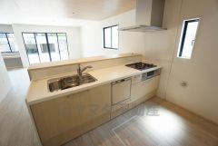 収納も、作業スペースも広々と設けられた使いやすいシステムキッチンです＾＾カウンターキッチンなので、ご家族と会話をしながら楽しくお料理ができます＾＾