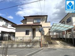 静かな街並みに佇むゆとりのオール電化・太陽光発電設備ありの中古戸建