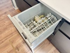 炊事時間を大幅に短縮できる食器洗浄乾燥機付き＾＾食器を洗う手間が減るので家族とのコミュニケーションの時間や自分の時間が増えますね。