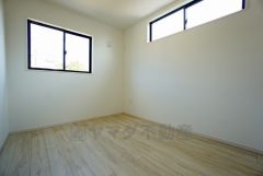 同仕様写真。あると嬉しい1階の一部屋。お子様のお昼寝スペースや客間、お友達やご親戚のお泊り部屋としても使えます。