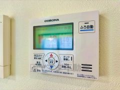 キッチン横からお湯張り、追い炊き、足し湯がボタン一つで楽々操作できる給湯機リモコンです＾＾忙しい夕飯の準備の時間帯に重宝しますね。