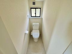 1階2階の2ヶ所にトイレがので、忙しい朝にも家族に気を使わず、ゆとりが生まれますね＾＾小窓付きで換気する時に便利です＾＾
