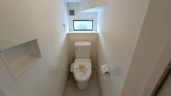 ウォシュレット付きトイレです。1階2階の2ヶ所にトイレがあるので、忙しい朝にもゆとりができますね＾＾