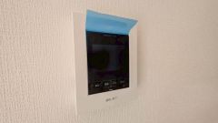 今や必需品となっておりますTVモニター付きインターホンです。録画・再生器のもついており防犯性もばっちりです。キッチン横にありワンタッチで外の方とお話ができますので便利です。