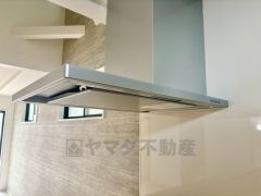 コンロ上には換気扇完備＾＾すぐ横に小窓が設けられているので、換気扇と合わせてWで換気できます＾＾