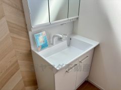 洗面台、洗濯機置き場、バスルームが連なっている、生活導線の考えられた作りになっています。