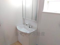 三面鏡にハンドシャワー付きで使いやすい洗面台です＾＾鏡裏と洗面ボウル下に収納付きの洗面台なので、整理整頓ができスッキリと使えます＾＾