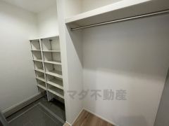 ベビーカーや泥のついたおもちゃをしまうのに便利なスペースです。玄関周りをスッキリさせることが出来ます＾＾