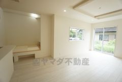 大きな掃き出し窓のあるリビングは、陽光あふれる明るい空間です。ゆったりと寛げる憩いの場となりそうです。