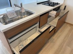 キッチンはスライド式の収納スペース付きなので調理道具をはじめ調味料や食器などもきれいに整理することができます。