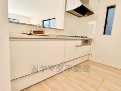 白を基調としたシステムキッチン＾＾リビング全体を見渡せるので家族とコミュニケーションをとりながら楽しくお料理ができそうです＾＾