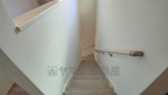 小さなお子様やご高齢の方でも安心できる、手すり付き階段。段差も低めで設定されており、安全性にも優れています。