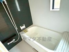 1日の疲れを癒すくつろぎのバスルーム。足を伸ばしてもゆったりと入れるサイズです。お子様と一緒にお風呂に入っても狭くないですね＾＾