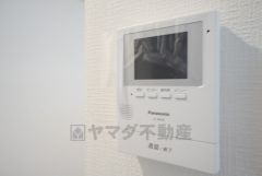 防犯性もばっちり、TVモニター付きインターホン完備。大きなモニターで玄関先を確認できます。録画機能が付いているので不在時の訪問者も確認できて安心です＾＾