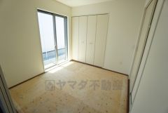 リビング隣には、ホッとできる和室を用意。お子様のお昼寝スペースや書斎としても活躍してくれそうです＾＾